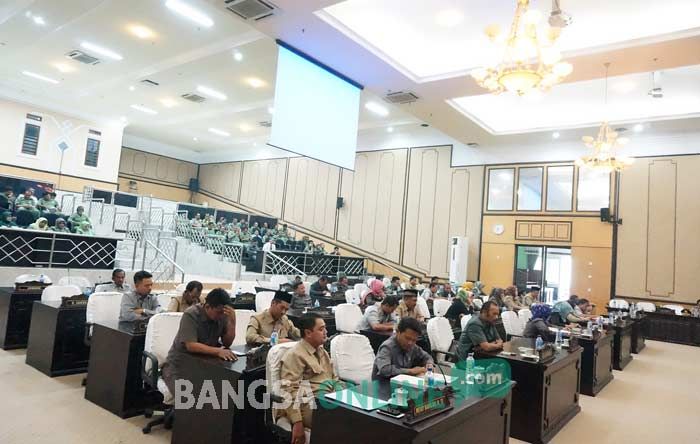 DPRD Jombang Gelar Paripurna PU Fraksi Tentang R-APBD Tahun 2017 DPRD Jombang Gelar Paripurna PU Fraksi Tentang R-APBD Tahun 2017