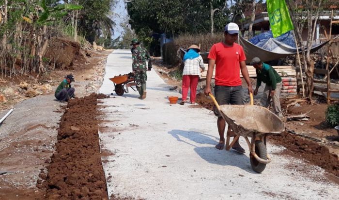 Bahu Membahu Lakukan Penimbunan Tanah di Sela-sela Pinggiran Jalan Bahu Membahu Lakukan Penimbunan Tanah di Sela-sela Pinggiran Jalan