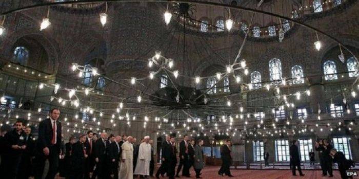 Melepas Sepatu, Paus Fransiskus Berdoa Dalam Masjid Biru Melepas Sepatu, Paus Fransiskus Berdoa Dalam Masjid Biru