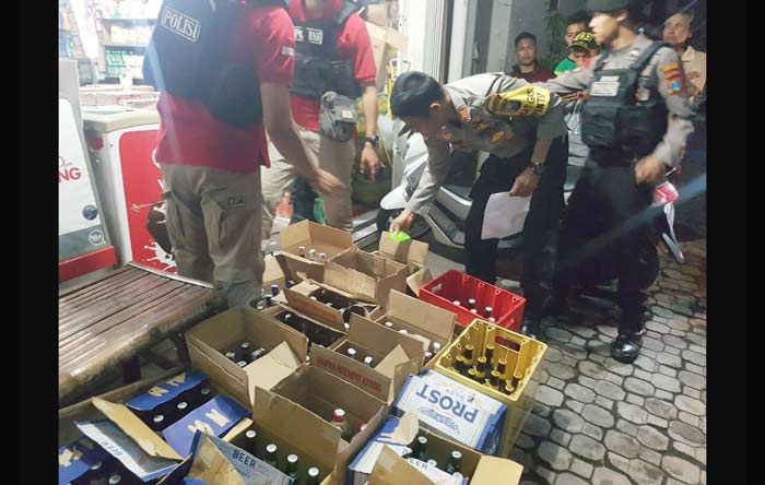 Jelang Tahun Baru, Polres Lumajang Sita Ratusan Botol Miras Berbagai Merek