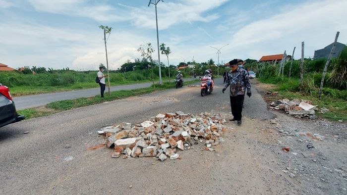Jalan Lubang Diuruk Pakai Material Bekas, Pj. Bupati Hudiyono Perintahkan Dinas PU Turun Tangan Jalan Lubang Diuruk Pakai Material Bekas, Pj. Bupati Hudiyono Perintahkan Dinas PU Turun Tangan