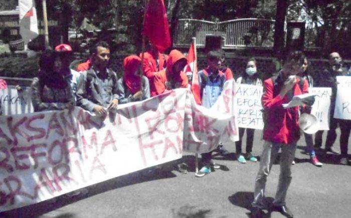 Demo di DPRD dan Kantor Bupati, Massa GMNI Desak Tuntaskan Konflik Agraria Demo di DPRD dan Kantor Bupati, Massa GMNI Desak Tuntaskan Konflik Agraria