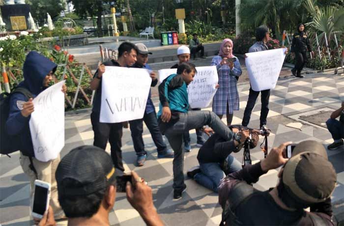 Wartawan Surabaya Aksi Solidaritas untuk Oryza Wartawan Surabaya Aksi Solidaritas untuk Oryza