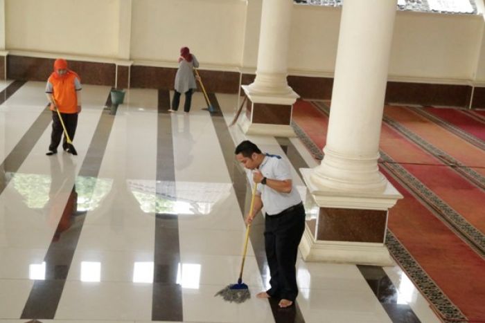 Banyak Masjid di Indonesia Tak Terjaga Kesuciannya Gegara Ngepel Lantai Masjid Pakai Alat Pel WC Banyak Masjid di Indonesia Tak Terjaga Kesuciannya Gegara Ngepel Lantai Masjid Pakai Alat Pel WC