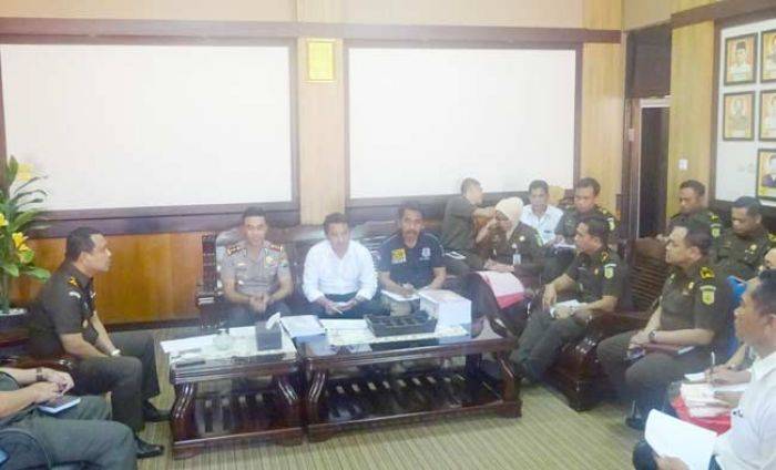 Kejari - Polres Sidoarjo Koordinasi Gelar Perkara Berkas Kasus yang Belum Lengkap Kejari - Polres Sidoarjo Koordinasi Gelar Perkara Berkas Kasus yang Belum Lengkap