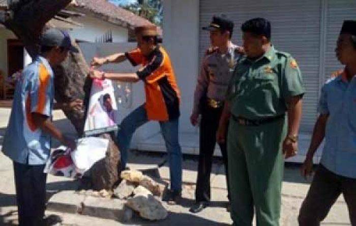 Dipaku di Pohon, Panwas Sumenep Copot Paksa APK Dipaku di Pohon, Panwas Sumenep Copot Paksa APK