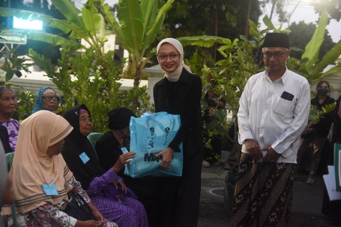 Wali Kota Vinanda dan Gus Qowim Bagikan Paket Sembako Lebaran pada 648 Masyarakat Kota Kediri Wali Kota Vinanda dan Gus Qowim Bagikan Paket Sembako Lebaran pada 648 Masyarakat Kota Kediri