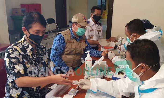 Semua Tamu yang Hendak Masuk ke Acara Gubernur Jatim di Pemkab Gresik Harus Rapid Test Semua Tamu yang Hendak Masuk ke Acara Gubernur Jatim di Pemkab Gresik Harus Rapid Test