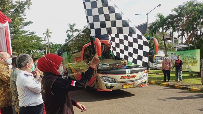 Perdana, Gubernur Khofifah Berangkatkan Program Mudik Bareng Gratis dari Jakarta ke Jatim Perdana, Gubernur Khofifah Berangkatkan Program Mudik Bareng Gratis dari Jakarta ke Jatim