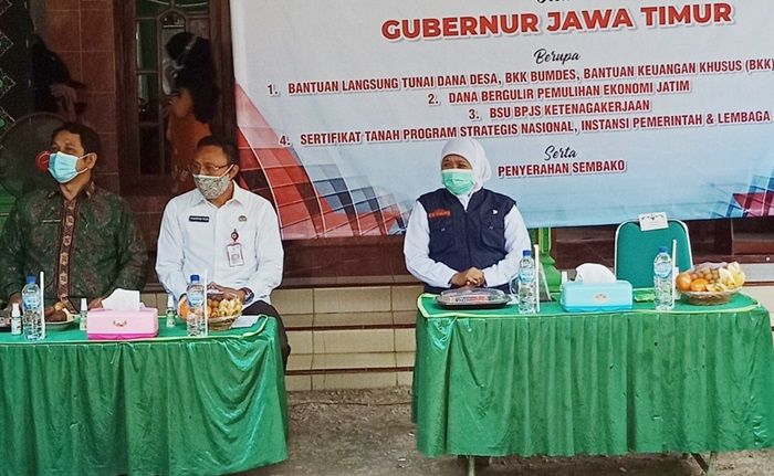 Serahkan Bansos ke Warga Randugong Pasuruan, Khofifah Minta Tak Dipakai untuk Judi