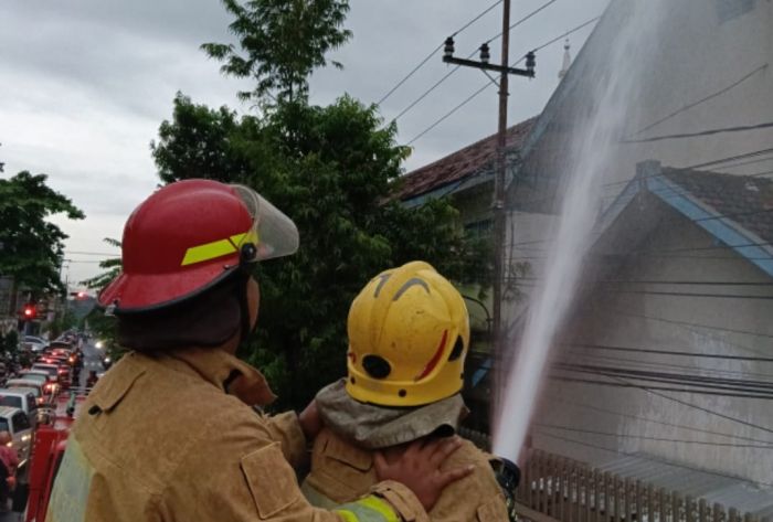 Kebakaran Lantai Dua SMPN 2 Pare Kediri Diduga akibat Korsleting, Kerugian Ditaksir Rp1 Juta