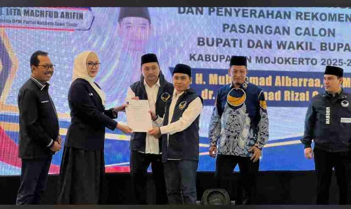 Nasdem Resmi Deklarasikan Barra-Rizal, Lita Machfud Arifin Sowan Kiai Asep di Amanatul Ummah Nasdem Resmi Deklarasikan Barra-Rizal, Lita Machfud Arifin Sowan Kiai Asep di Amanatul Ummah
