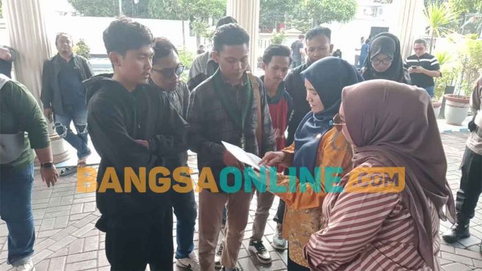 Demo HMI di DPRD Kota Probolinggo Diikuti 5 Orang, Tuntut Pansus soal Bangunan di Irigasi Demo HMI di DPRD Kota Probolinggo Diikuti 5 Orang, Tuntut Pansus soal Bangunan di Irigasi
