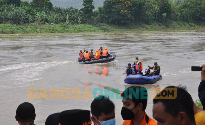 Pencarian Korban Perahu Tenggelam di Bengawan Solo Dilanjutkan Besok Pagi