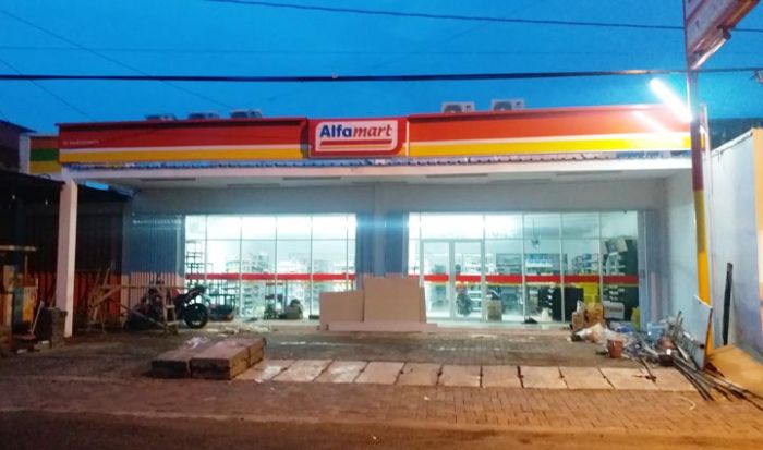 Ada 3 Minimarket Dalam Radius 500 Meter di Jl. RE. Martadinata, Ini Curhatan Pemilik Toko Kelontong Ada 3 Minimarket Dalam Radius 500 Meter di Jl. RE. Martadinata, Ini Curhatan Pemilik Toko Kelontong