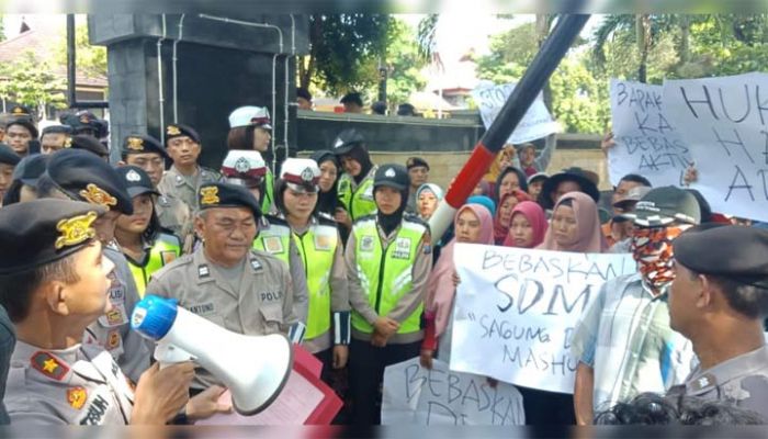 Lagi, Mapolres Tuban Didemo Warga Tuntut Pembebasan 3 Warga Jenu