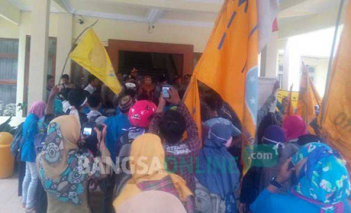 PMII Bojonegoro Demo Tuntut Pemkab segera Fungsikan RS Veteran PMII Bojonegoro Demo Tuntut Pemkab segera Fungsikan RS Veteran