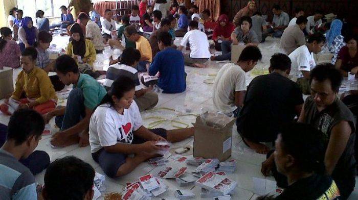 KPU Bojonegoro Mulai Sortir Surat Suara Pilpres 2014 KPU Bojonegoro Mulai Sortir Surat Suara Pilpres 2014