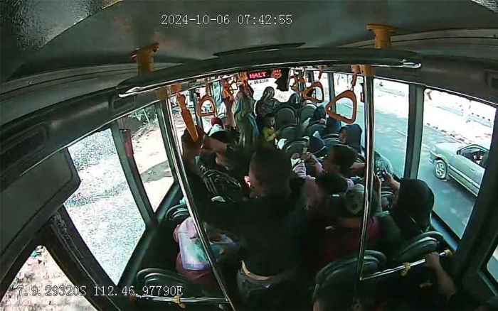 Kaca Bus Trans Jatim Retak saat Lintasi Jembatan Suramadu Kaca Bus Trans Jatim Retak saat Lintasi Jembatan Suramadu