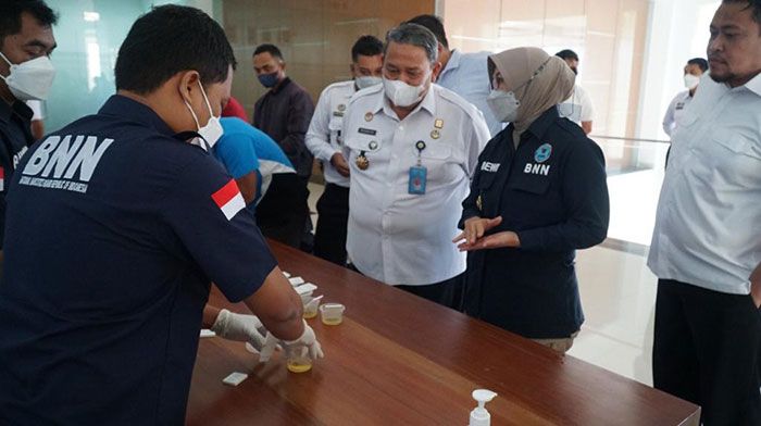 Antisipasi Penyalahgunaan Narkoba, Pegawai Imigrasi Kediri Jalani Tes Urine Antisipasi Penyalahgunaan Narkoba, Pegawai Imigrasi Kediri Jalani Tes Urine