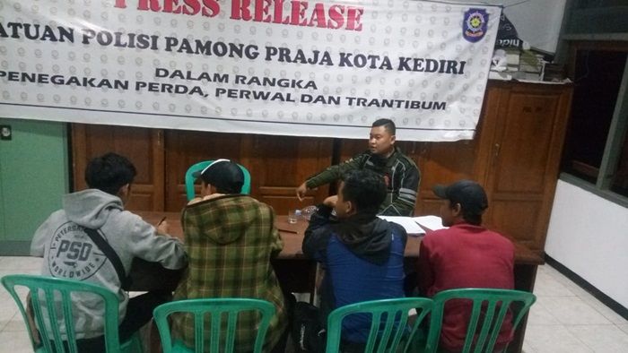 ​Gelar Pesta Miras di saat Wabah Covid-19, 4 Pemuda di Kota Kediri Diciduk Satpol PP