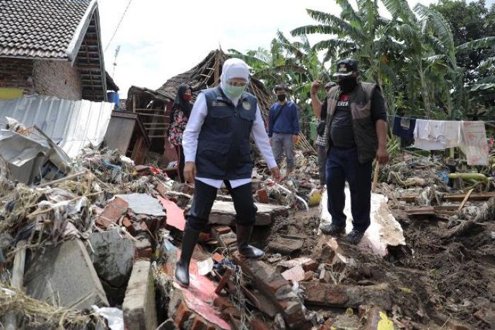 Tinjau Tanggul Jebol di Pasuruan, Gubernur Khofifah Siapkan Skema Relokasi dan Rekonstruksi Tinjau Tanggul Jebol di Pasuruan, Gubernur Khofifah Siapkan Skema Relokasi dan Rekonstruksi