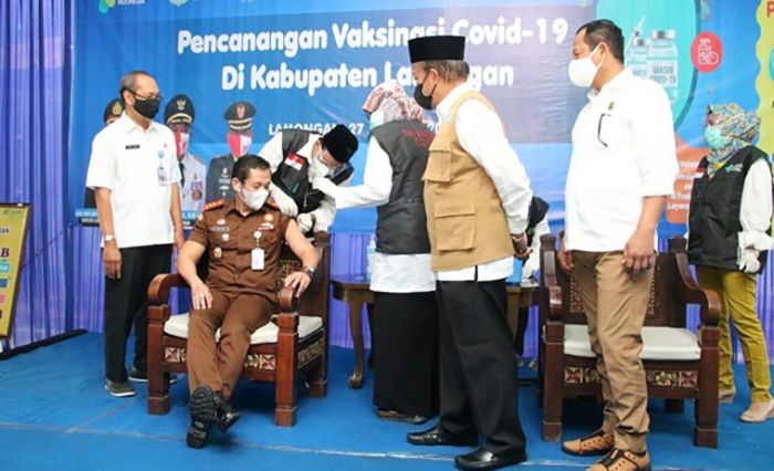 Pencanangan Vaksinasi Covid-19 di Lamongan, Bupati Fadeli Tak Lolos Screening Pencanangan Vaksinasi Covid-19 di Lamongan, Bupati Fadeli Tak Lolos Screening