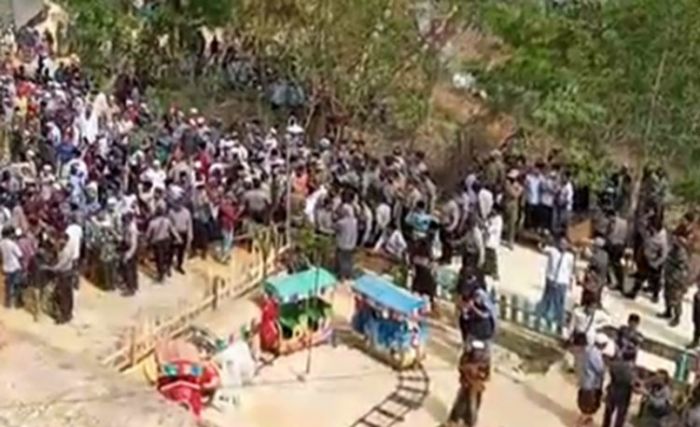 Penutupan Wisata Kuliner Bukit Bintang Desa Larangan Pamekasan Diwarnai Demo Ribuan Massa Penutupan Wisata Kuliner Bukit Bintang Desa Larangan Pamekasan Diwarnai Demo Ribuan Massa