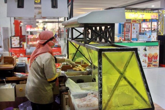 Kedai Makanan di Kota Kediri Pasang Plastik, Pelayan Pakai Sarung Tangan dan Masker Kedai Makanan di Kota Kediri Pasang Plastik, Pelayan Pakai Sarung Tangan dan Masker