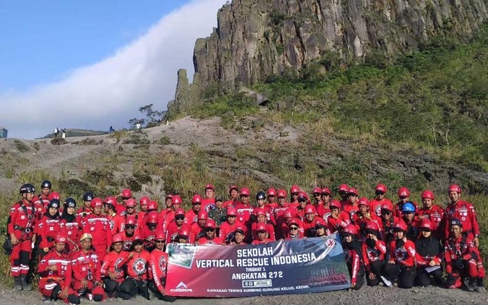 Puluhan Relawan Ikuti Sekolah Vertical Rescue Indonesia
