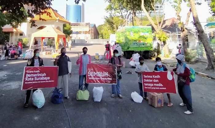 ​Angka Kesembuhan Pasien Covid-19 Capai 77,53 Persen, Pemkot Surabaya Terus Bagi-Bagi Masker