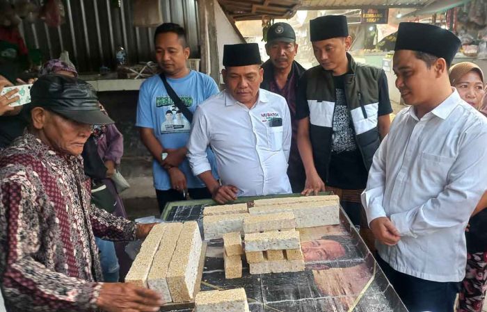 Antusias Masyarakat Sambut Gus Barra Borong Dagangan di Pasar Trawas Antusias Masyarakat Sambut Gus Barra Borong Dagangan di Pasar Trawas