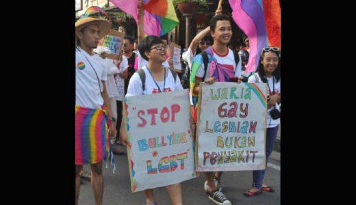 Satu Juta Lebih Pria di Indonesia Gay Satu Juta Lebih Pria di Indonesia Gay