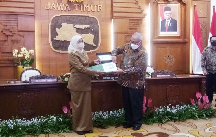 Gubernur Khofifah jadi Orang Pertama di Jatim yang Terima Tujuh Pecahan Uang Baru