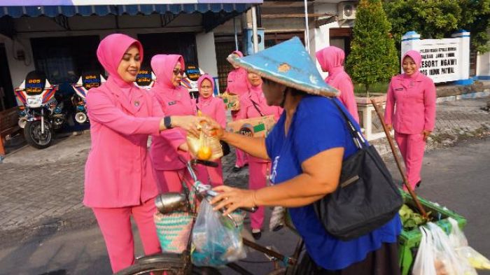 Jumat Berkah, Ketua Bhayangkari Cabang Ngawi Bagi-bagi Sedekah