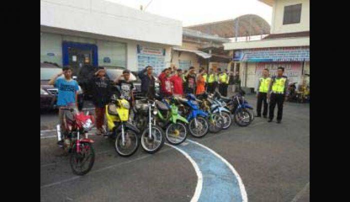 Razia Balap Liar di Jalan Jenggolo dan Jalan A. Yani, Polres Sidoarjo Angkut 67 Motor Protolan Razia Balap Liar di Jalan Jenggolo dan Jalan A. Yani, Polres Sidoarjo Angkut 67 Motor Protolan