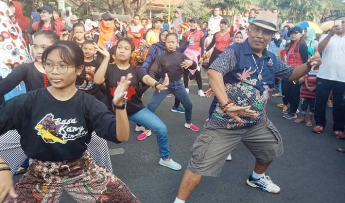 DK3P Hipnotis Pengunjung CFD untuk Ikut Menari Remo DK3P Hipnotis Pengunjung CFD untuk Ikut Menari Remo