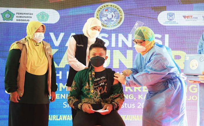 Gelar Vaksinasi Serentak SMA/SMK se-Jatim, Gubernur Jatim Maksimalkan Kesiapan PTM Terbatas Bertahap Gelar Vaksinasi Serentak SMA/SMK se-Jatim, Gubernur Jatim Maksimalkan Kesiapan PTM Terbatas Bertahap