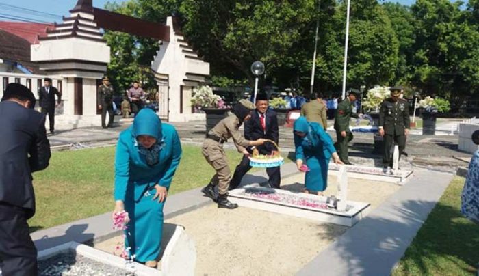 Peringati Harkitnas, Bupati dan Dandim Pacitan Tabur Bunga di TMP Kusuma Bangsa