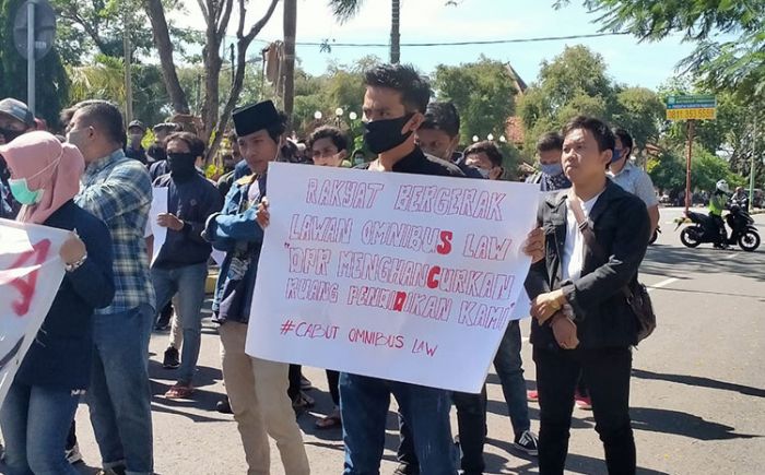 Tolak RUU Omnibus Law, Aliansi BEM Unira Lakukan Aksi Damai di Gedung DPRD Pamekasan Tolak RUU Omnibus Law, Aliansi BEM Unira Lakukan Aksi Damai di Gedung DPRD Pamekasan