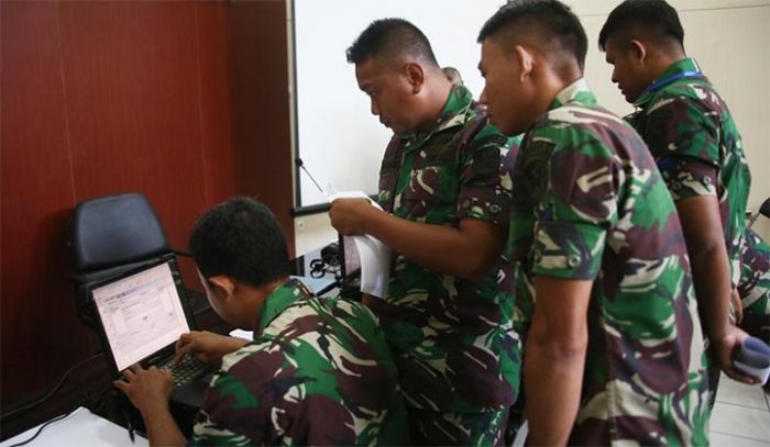 Hari ke-2 Latihan Komunikasi, Prajurit Koarmada II Mencoba Mesin Sandi Portable Hari ke-2 Latihan Komunikasi, Prajurit Koarmada II Mencoba Mesin Sandi Portable