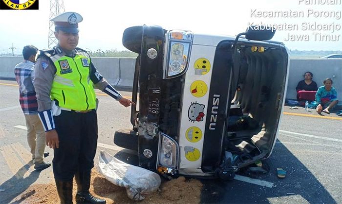 Pecah Ban, Elf Terguling di Tol Porong-Kejapanan, 4 Orang Luka-luka