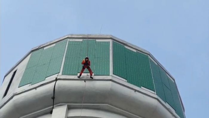 Damkar Kota Pasuruan Evakuasi Drone yang Tersangkut di Menara Air Tua Kawasan Alun-Alun