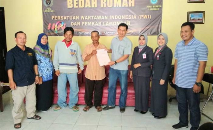 Peduli Warga Kurang Mampu, PWI Lamongan Serahkan Bantuan Bedah Rumah Peduli Warga Kurang Mampu, PWI Lamongan Serahkan Bantuan Bedah Rumah
