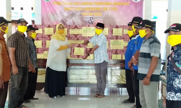 Lanjutkan Blusukan ke Desa-desa, Rias Yudikari Berbagi Sekaligus Sosialisasi Bahaya Covid-19 Lanjutkan Blusukan ke Desa-desa, Rias Yudikari Berbagi Sekaligus Sosialisasi Bahaya Covid-19