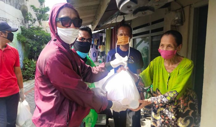 Prihatin Korban Terdampak Covid-19, Warga Ngagel Dadi Surabaya Patungan Bagikan Sembako dan Masker