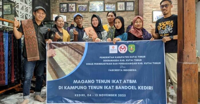 Warga Kutai Timur Belajar Tenun Ikat Langsung ke Kediri