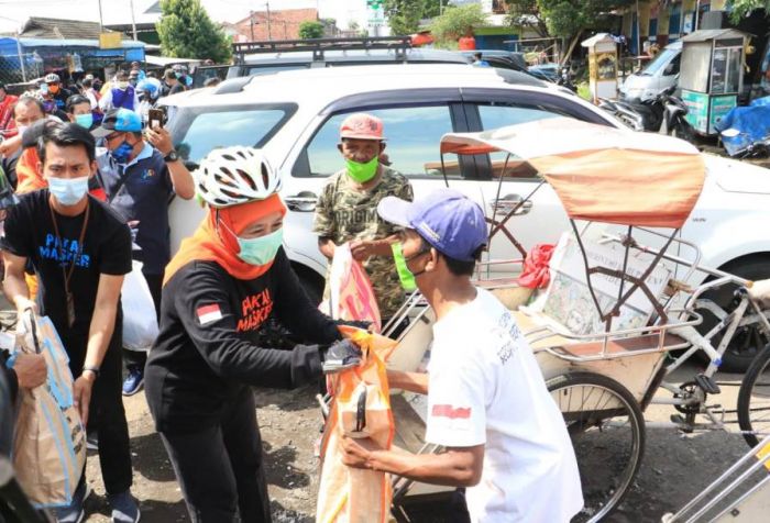 ​Gowes di Jember, Khofifah Salurkan Program Pemulihan Ekonomi & Sembako-Masker pada Tukang Becak  