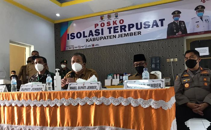 Kunjungi Pasien Covid-19 di Isoter, Bupati Hendy: Semangat, Cepat Sembuh