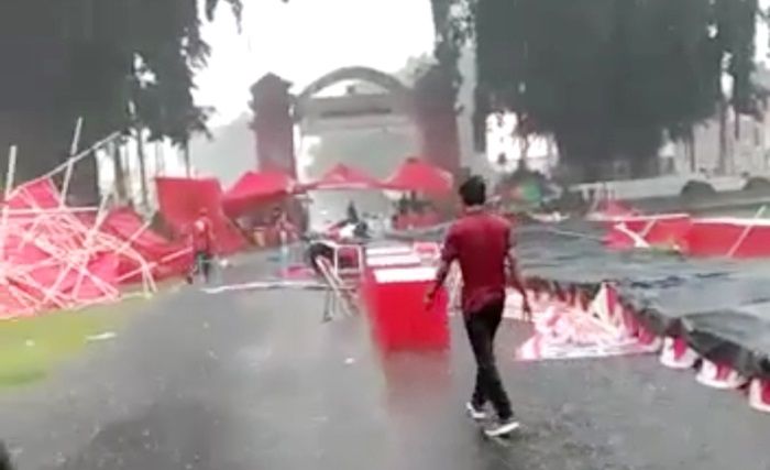 Diterjang Hujan Deras Disertai Angin Kencang, Tenda Pameran di Alun-Alun Blitar Porak Poranda Diterjang Hujan Deras Disertai Angin Kencang, Tenda Pameran di Alun-Alun Blitar Porak Poranda